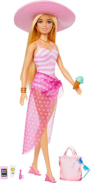 Barbie,Bambola bionda con costume da bagno rosa e bianco, Barbie con pareo a pois, cappello da sole, tote bag e tanti ac
