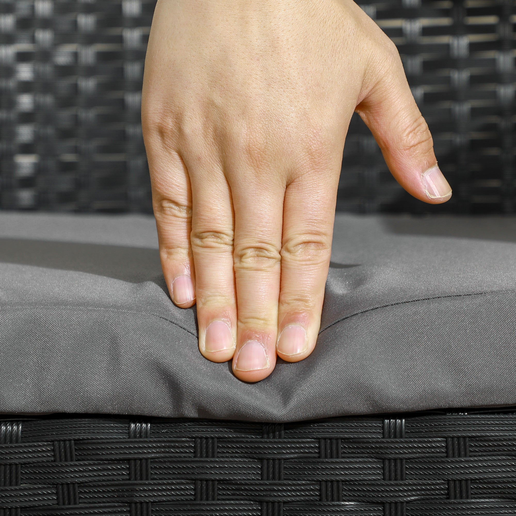 Set Salotto da Giardino Divano 2 Poltrone con Cuscini e Tavolino in Vetro in Rattan PE Nero e Grigio