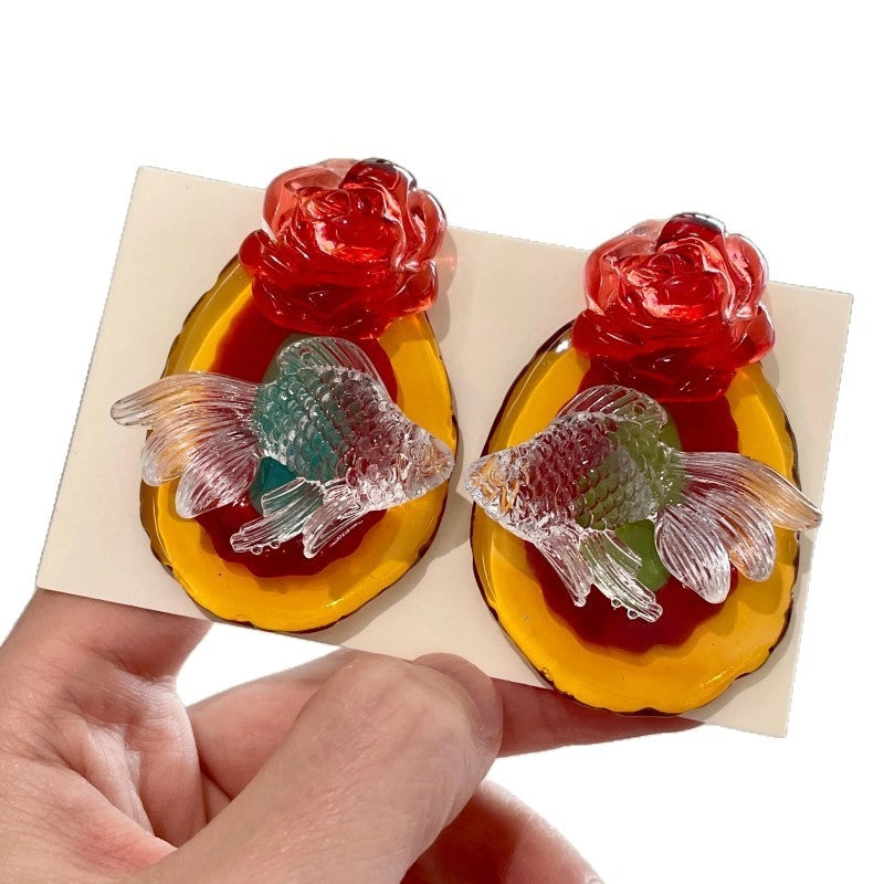 Orecchini a forma di rosa in resina dal design unico, orecchini estivi trasparenti a forma di pesce rosso e orecchini a lobo.