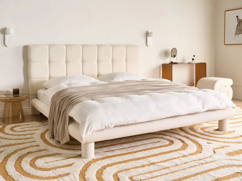 Letto imbottito in bouclé bianco sporco 180 x 200 design scandinavo testata morbida