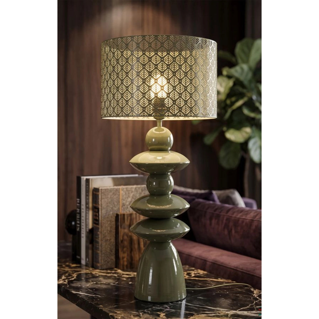 Lampada da tavolo in metallo verde con paralume intagliato