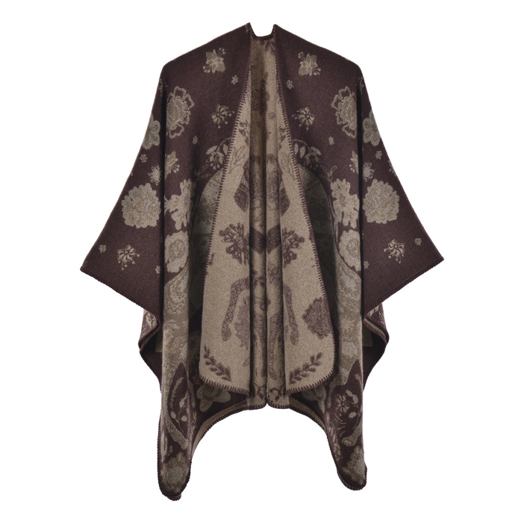 Mantella da donna in cashmere con spacco, da indossare sopra un cardigan lavorato a maglia.