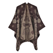 Mantella da donna in cashmere con spacco, da indossare sopra un cardigan lavorato a maglia.
