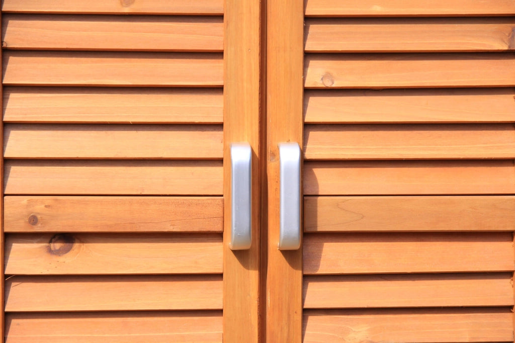 Armadio Porta Attrezzi da Giardino 1 Ripiano 2 Ante 69x43x96 cm in Legno Taini