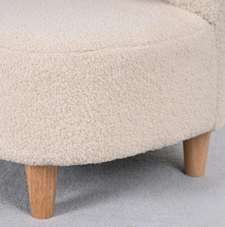 Poltroncina beige per bambini con orecchie da orso, tessuto teddy e piedi in legno