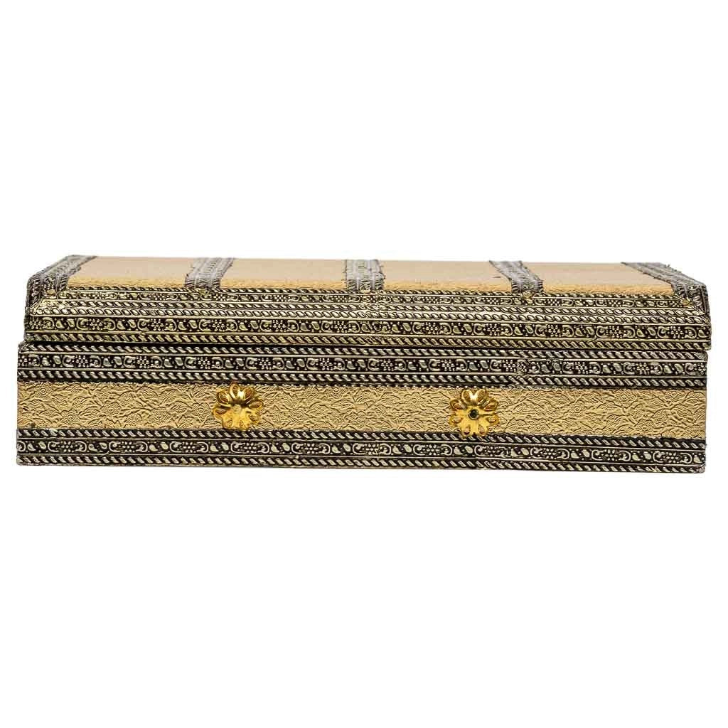Portagioie in metallo dorato sbalzato 20x20x5h