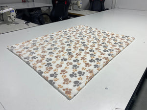 AIO FACTORY Coperta in pile 100x70 cm Coperta per cani con zampe marrone-grigio bianca