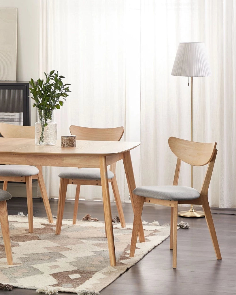 Set di 2 sedie da pranzo in legno chiaro con decorativo design moderno e tradizionale