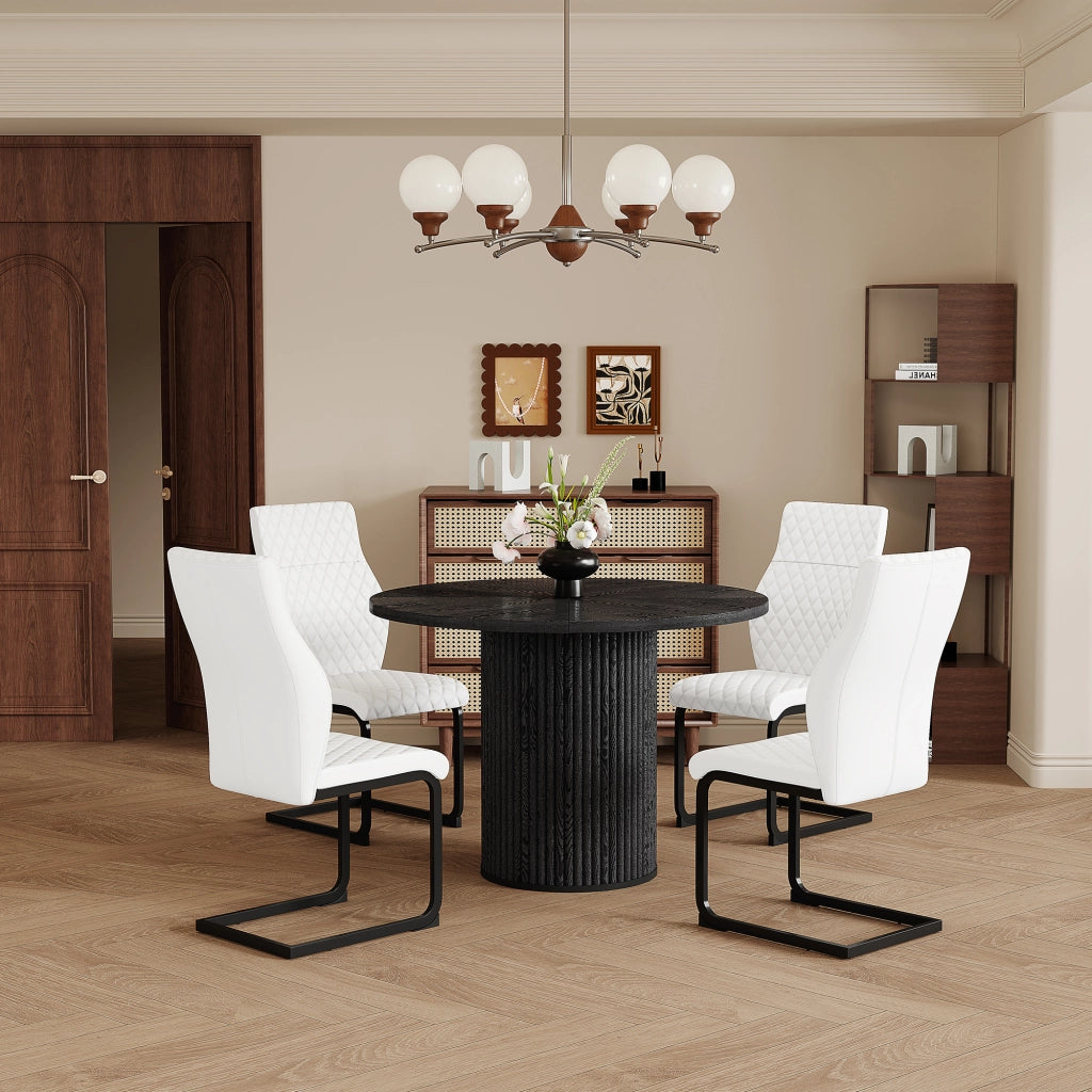 Set Tavolo Rotondo e 4 Sedie da Pranzo ¨C Xylo ¨C Piano MDF Nero, Schienale con Rombi, Bianco