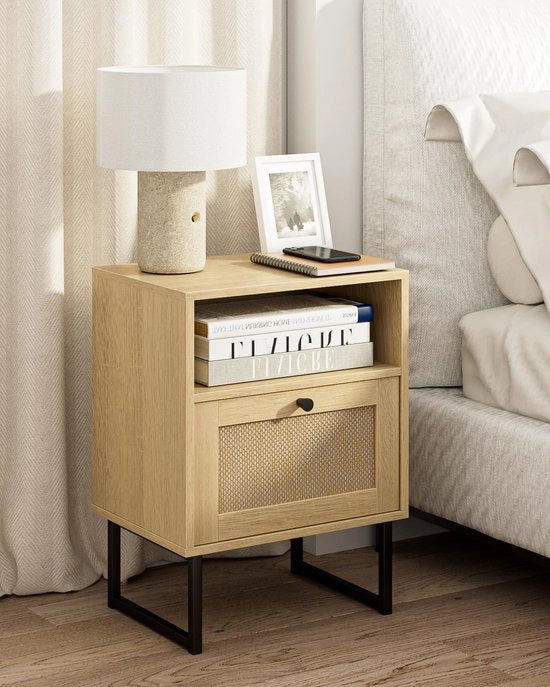 Notturata bohemien, piccola tavolino di rattan con cassetto e mensola in rovere per camera da letto, soggiorno, ufficio