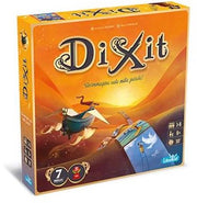 Asmodee - Dixit - Gioco da Tavolo di Immaginazione e Fantasia, 3-8 Giocatori, 8+ Anni, Edizione in Italiano