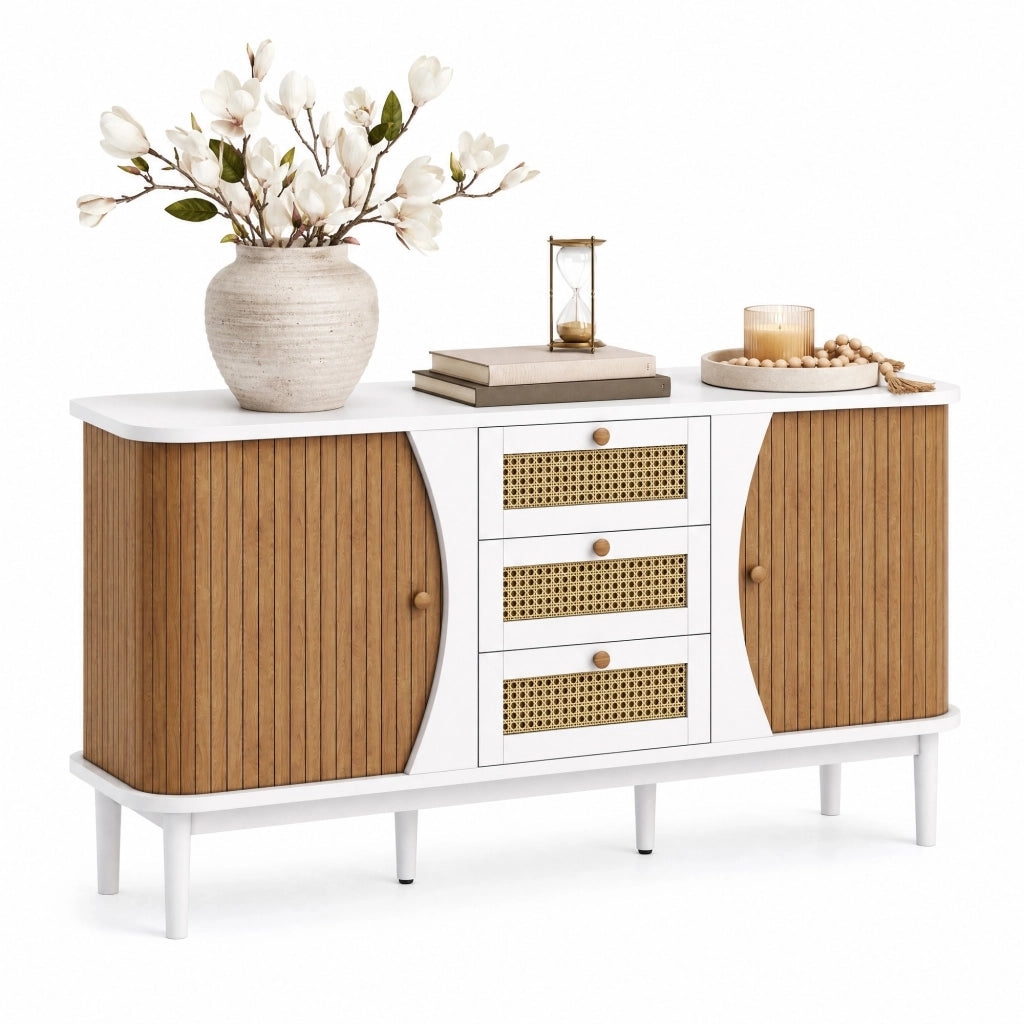 Sideboard bianco con ante effetto legno, cassetti in rattan e ripiani regolabili