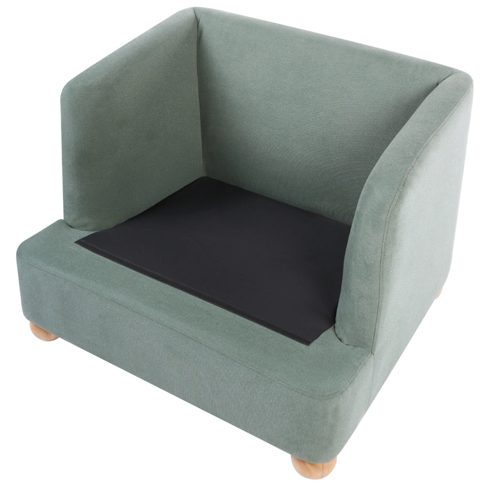 Poltrona verde chiaro rivestita in ciniglia con gambe rotonde in legno e braccioli per soggiorno, angolo lettura, stile moderno minimalista