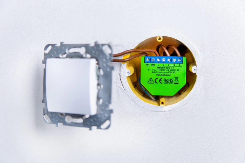 Shelly Dimmer 2, confezione da 4 pezzi, dimmer Smart Home WLAN, compatibile con Alexa, montaggio dietro presa/interruttore della luce, lampadine alogene e a incandescenza fino a 220 W