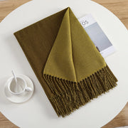 Elegante e semplice sciarpa calda in cashmere a tinta unita, ideale per gli spostamenti quotidiani.