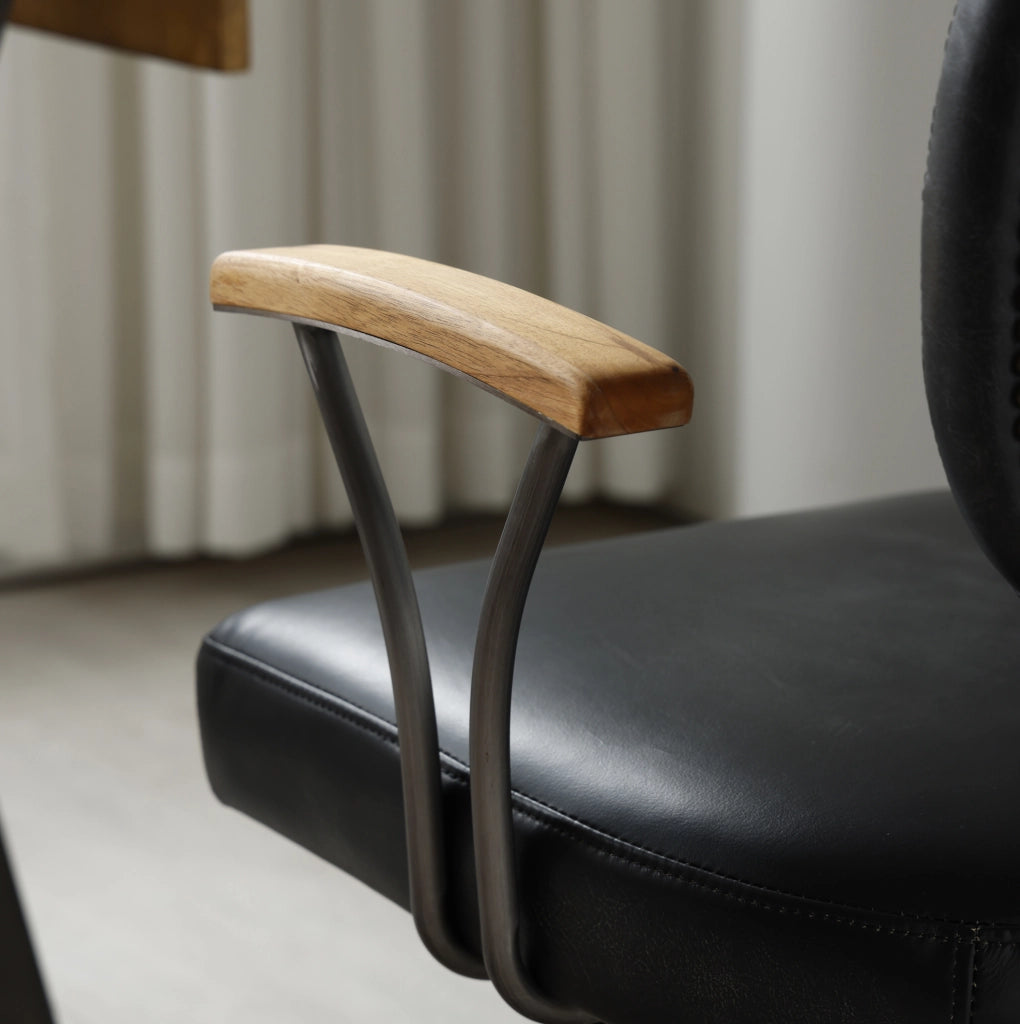 Sedia da ufficio in pelle nera girevole con ruote