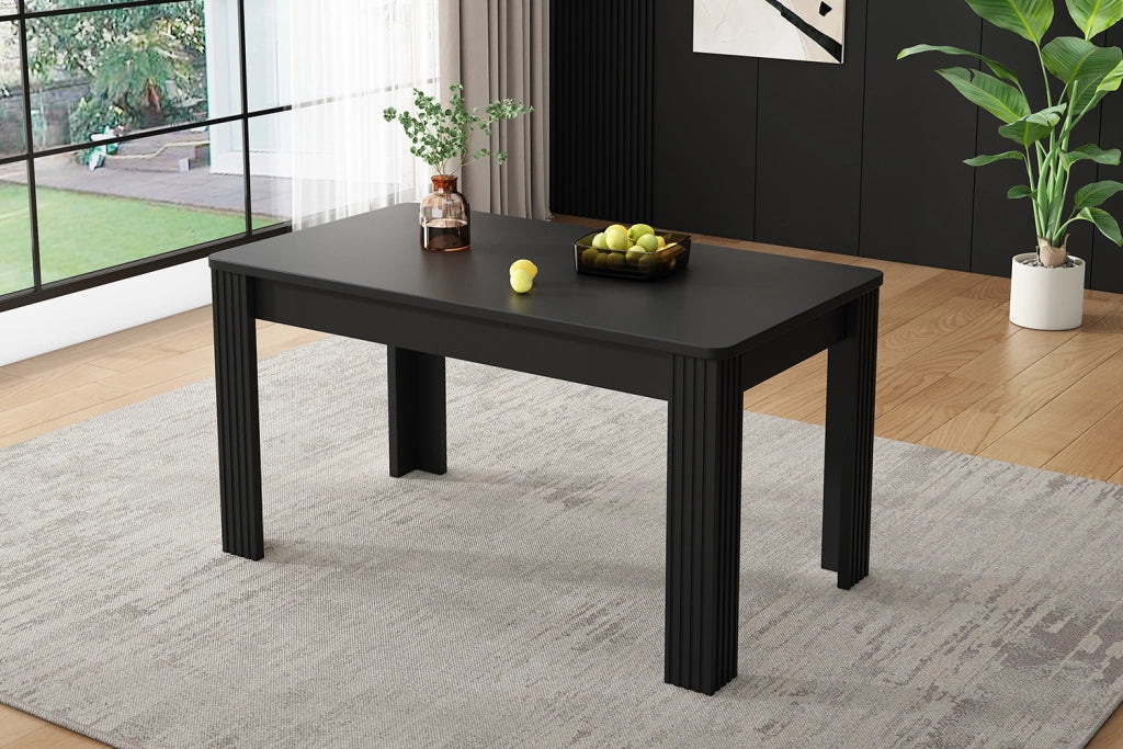 Tavolo da pranzo moderno nero con struttura a quattro gambe, piano in pannello truciolare, design essenziale e montaggio semplice