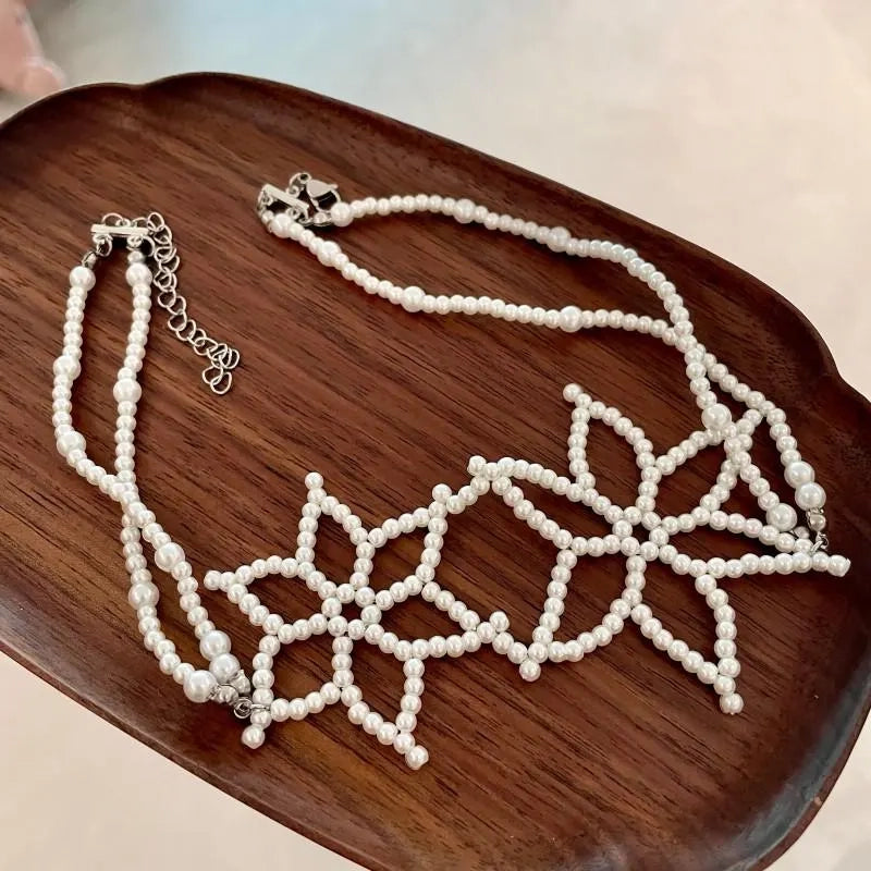 Collana con fiore di perle intrecciato a mano, regalo di Natale o di compleanno.