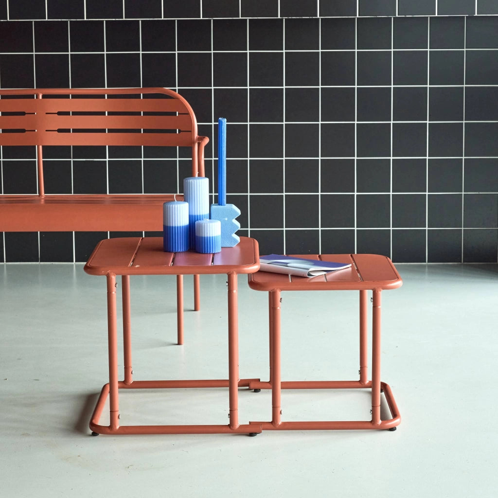 Set tavolini da esterno quadrati in acciaio, terracotta