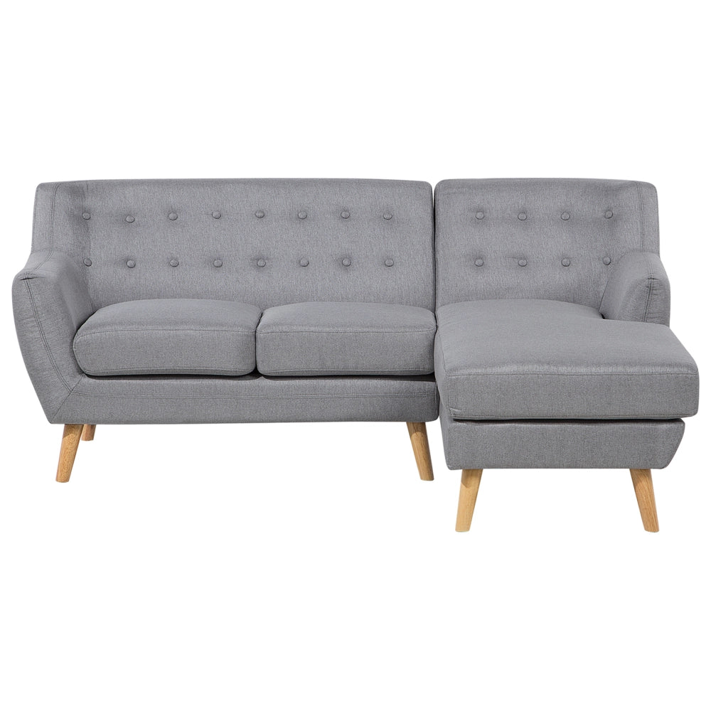 Divano ad angolo grigio chiaro imbottito con schienale capitonnè Chaise longue con gambe in legno chiaro Soggiorno minimalista scandinavo