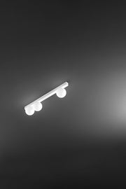 Plafoniera Moderna a 3 Luci in Metallo Bianco Opaco con Diffusori Sferici in Vetro Bianco Acidato - Design Elegante 60 cm - Perenz