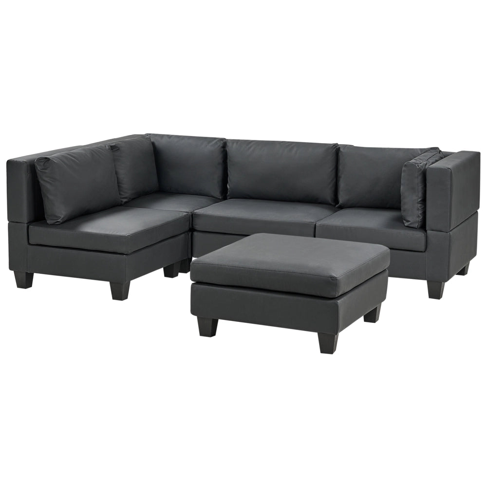 Divano componibile 4 posti imbottito in tessuto nero con gambe nere schienale imbottito lato destro con pouf stile moderno