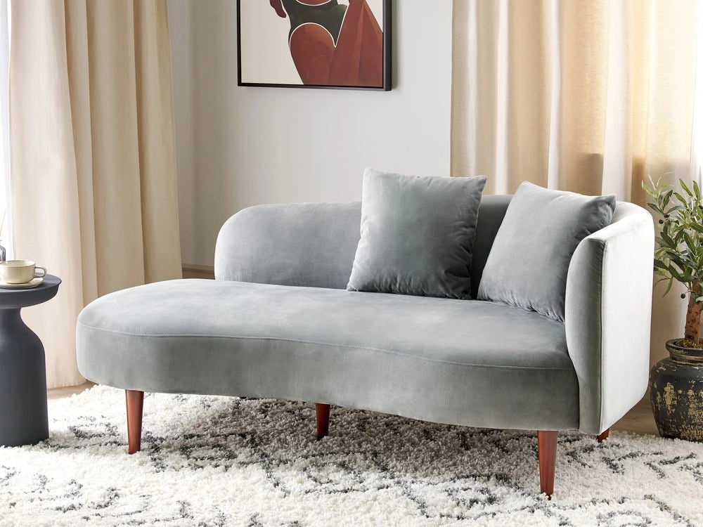 Chaise Lounge in velluto grigio chiaro lato destro gambe in legno scuro design moderno