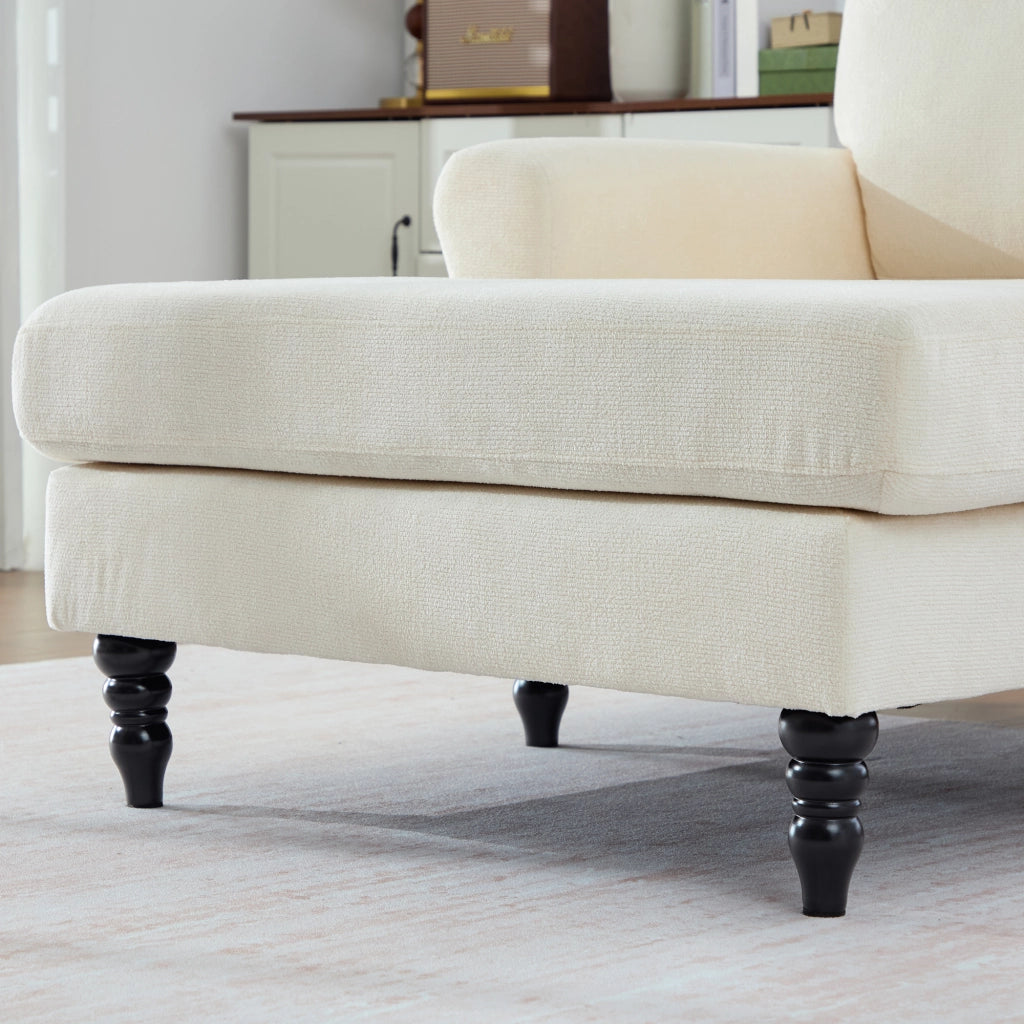 Poltrona lounge in chenille beige con ampia seduta, braccioli e gambe in legno massello