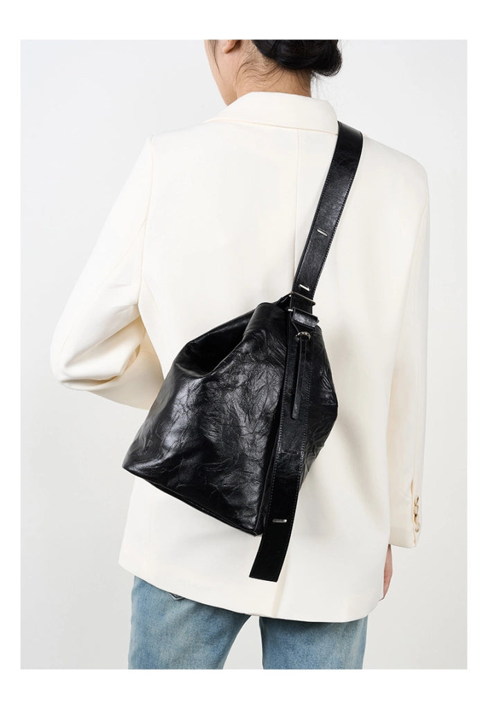 Borsa a secchiello da donna in pelle di vacchetta stropicciata, colore nero.