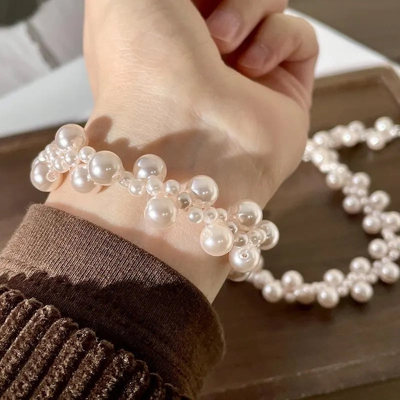 Bracciale e collana di perle irregolari realizzati a mano. Collana fatta a mano.