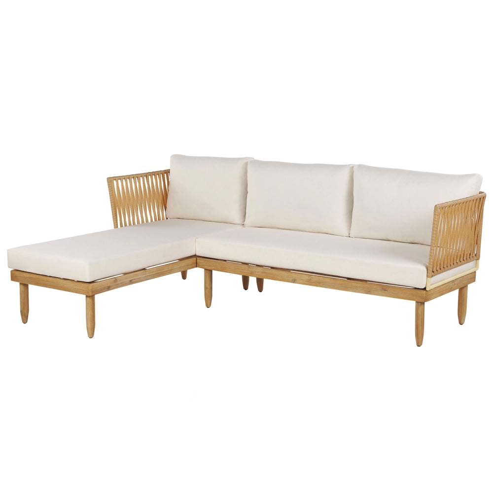 Salotto da esterno in legno di acacia con cuscini bianco sporco e tavolino da caffè con poltrona in finto rattan