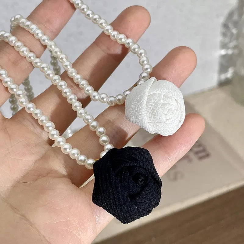 Collana fatta a mano con rose bianche e nere e perle, regalo di Natale per donna, regalo di compleanno