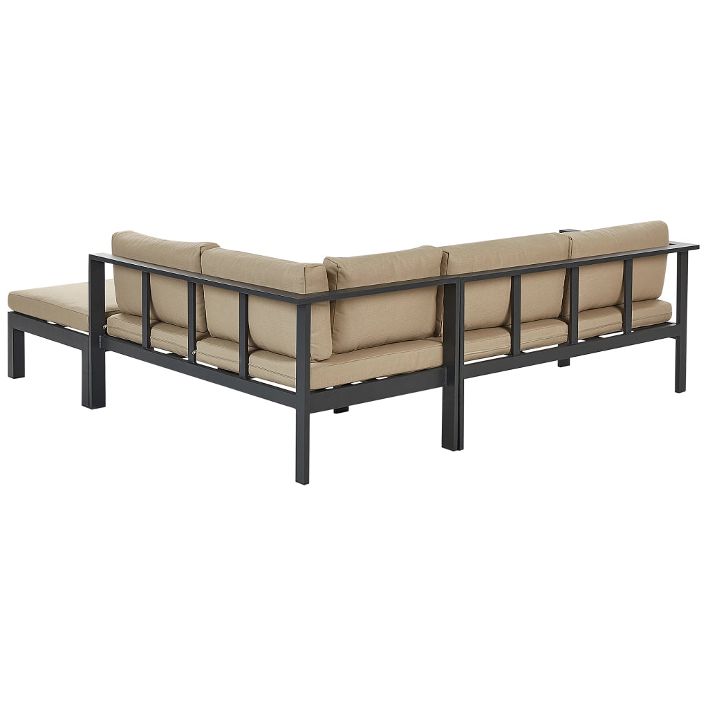 Set da giardino divano 5 posti e tavolo elevabile con struttura nera e piano in vetro e cuscini beige stile moderno scandinavo
