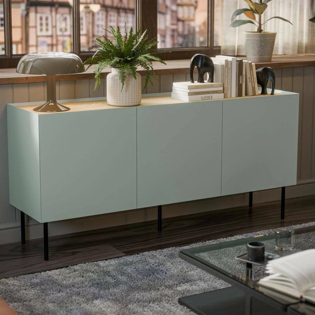 Credenza Verrone, Madia da salotto con tre ante battenti e vani interni, Rialzata da terra, 150x40 h70 cm, Verde e Rovere
