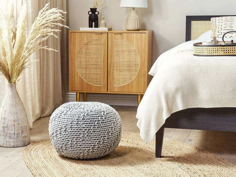 Pouf ottomana grigio chiaro cotone lavorato a maglia perline EPS riempimento rotondo piccolo poggiapiedi 50 x 35 cm