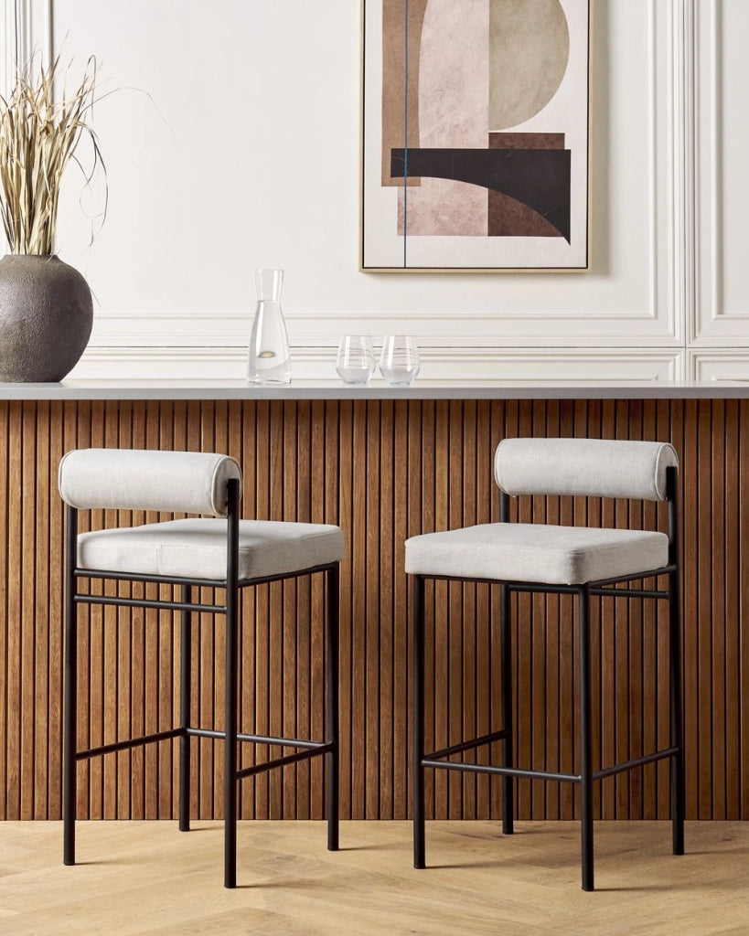 Set di 2 sedie da bar Rivestimento in tessuto grigio chiaro Gambe in metallo nero Sgabelli senza braccioli Schienale curvo Sala da pranzo moderna Cucina