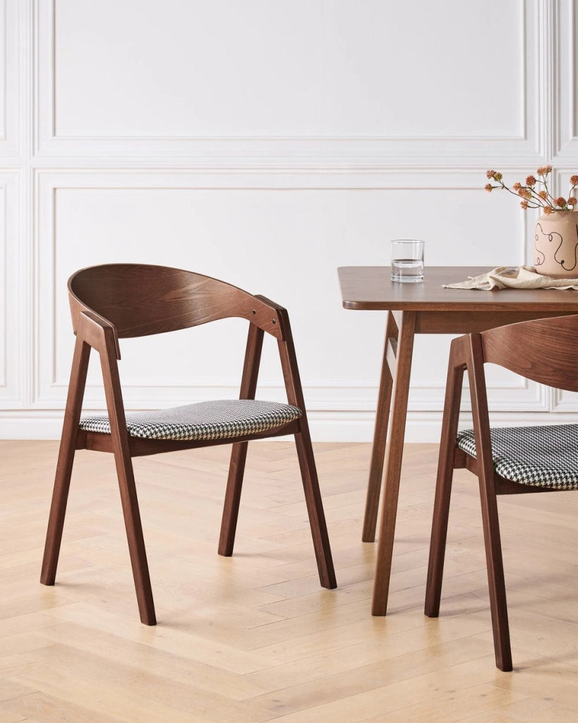 Set di 2 sedie da pranzo in legno scuro, compensato, bianco e nero, tessuto poliestere, pied de poule, gambe in legno di gomma, stile retrò e tradizionale.
