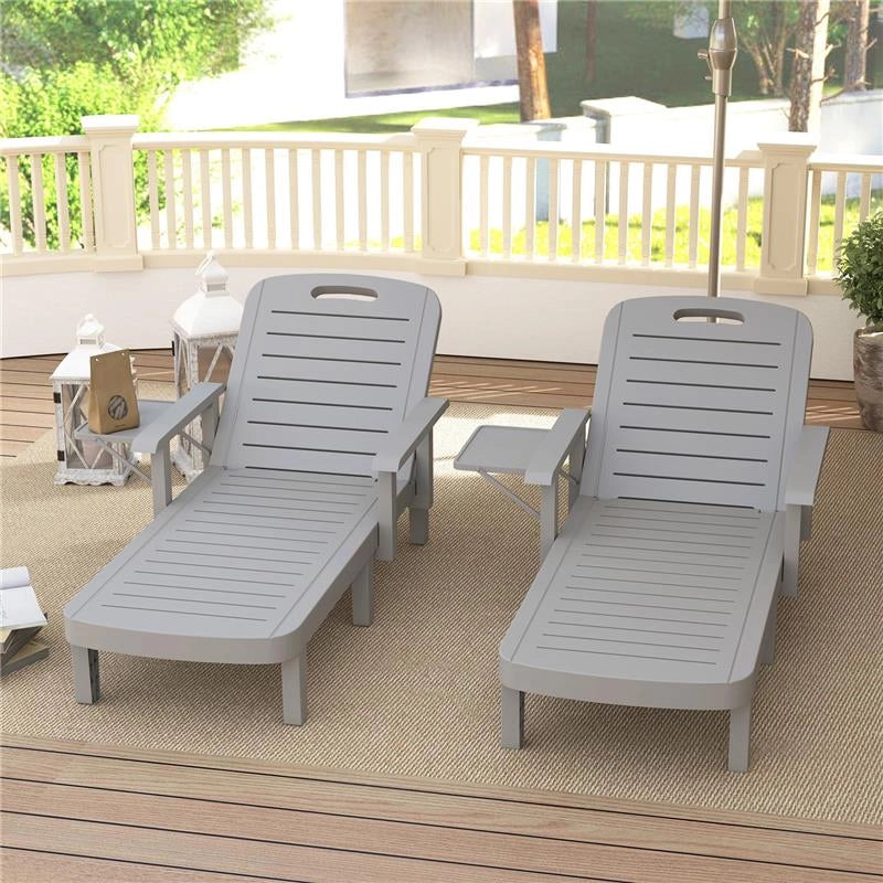 SET 2 SDRAIO DA GIARDINO REGOLABILI CON TAVOLINO E BRACCIOLI IN POLIETILENE 79X158X88 CM GRIGIO CHIARO