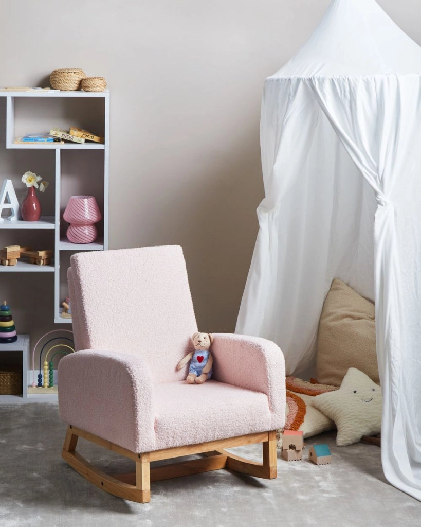 Sedia a dondolo per bambini Boucle in legno per bambini rosa pastello cameretta