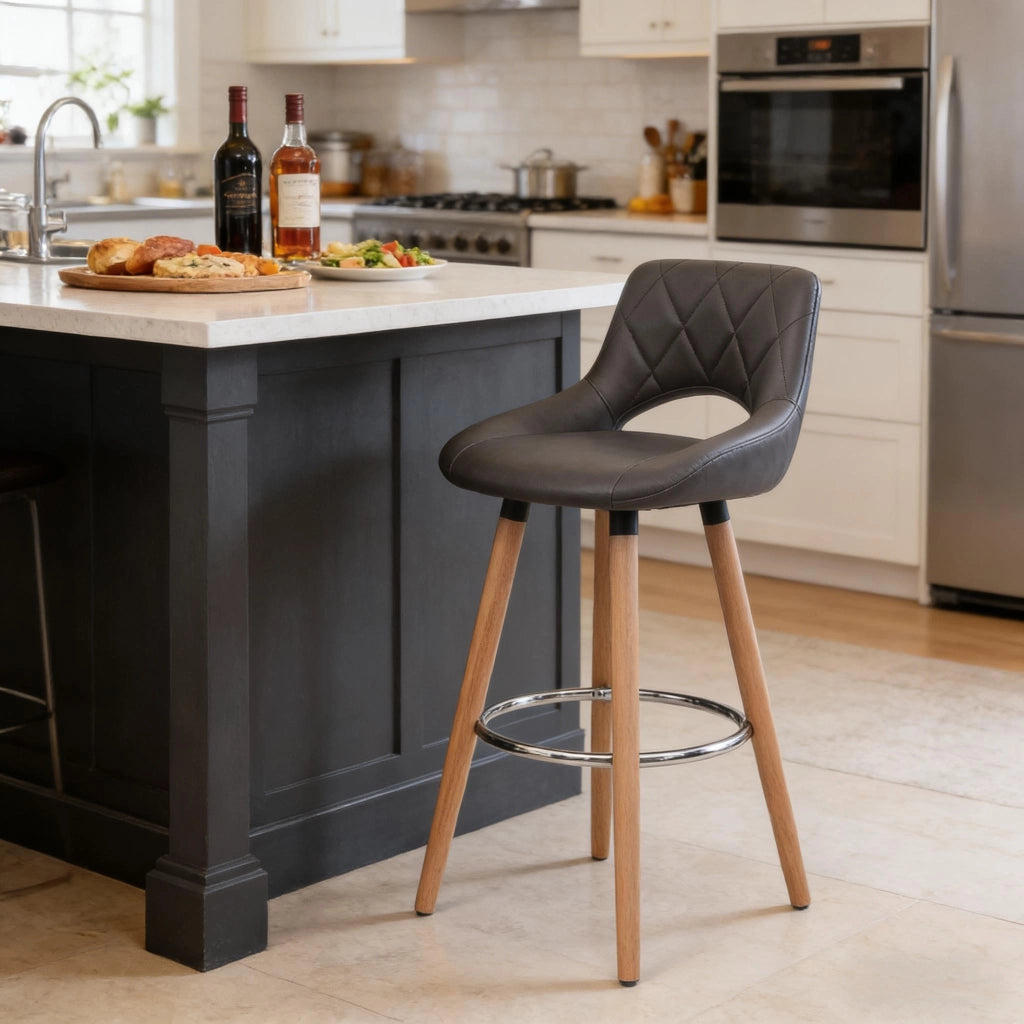 Sgabello bar grigio con schienale, seduta in similpelle e gambe in legno massello, H 91 cm