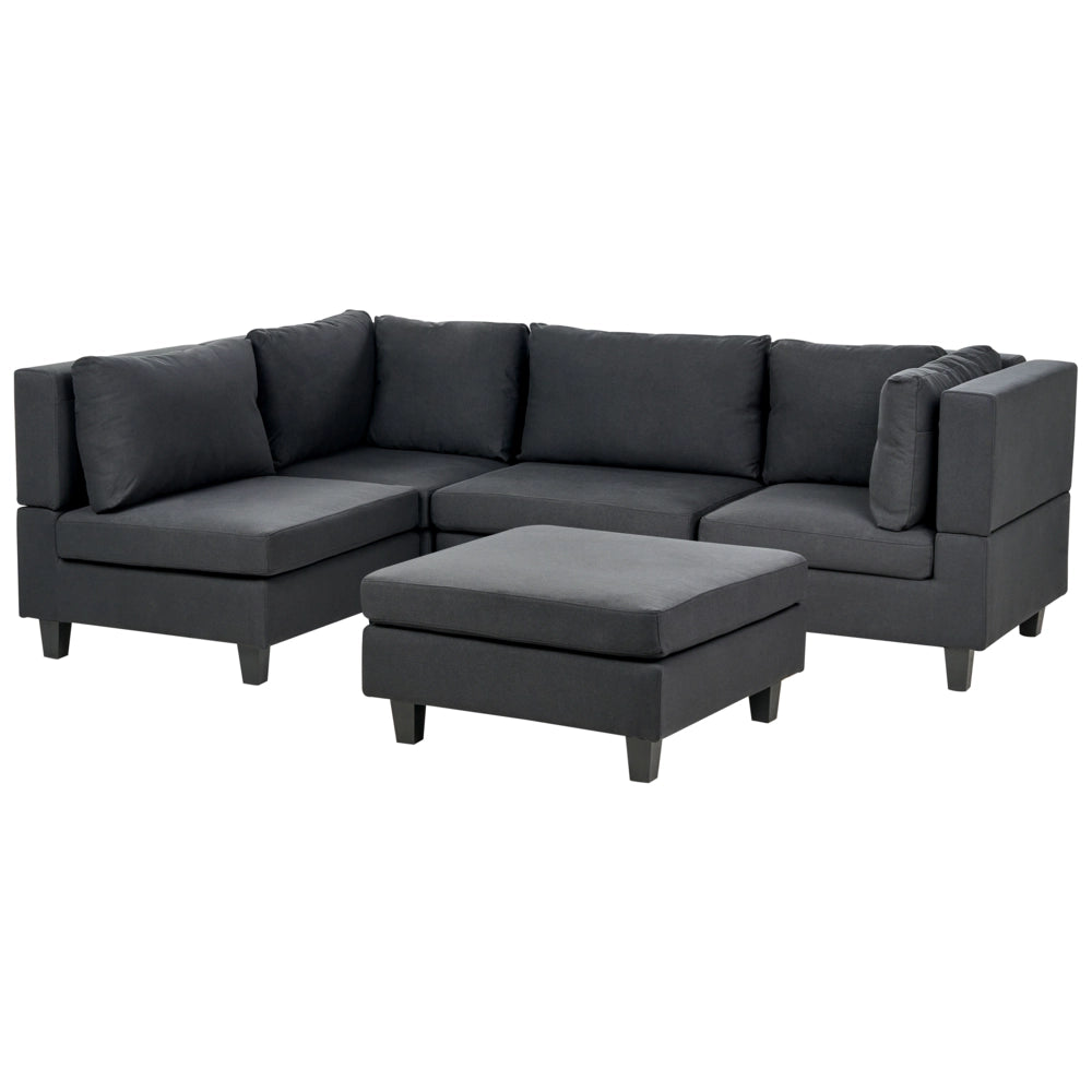 Divano componibile 4 posti imbottito in tessuto nero con gambe nere schienale imbottito lato destro con pouf stile moderno