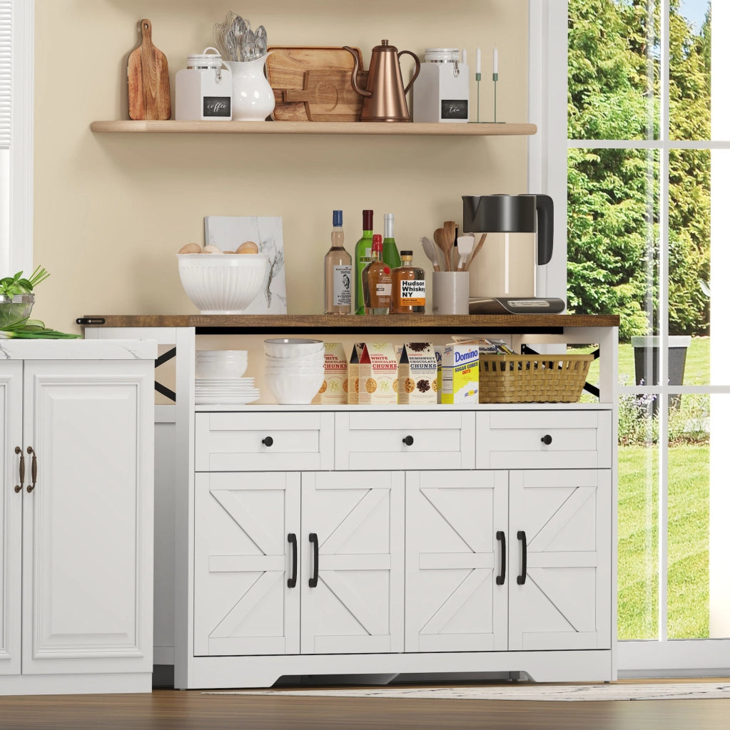 Buffet 140 cm in stile rustico con 3 cassetti, ante e ripiani in MDF bianco e marrone