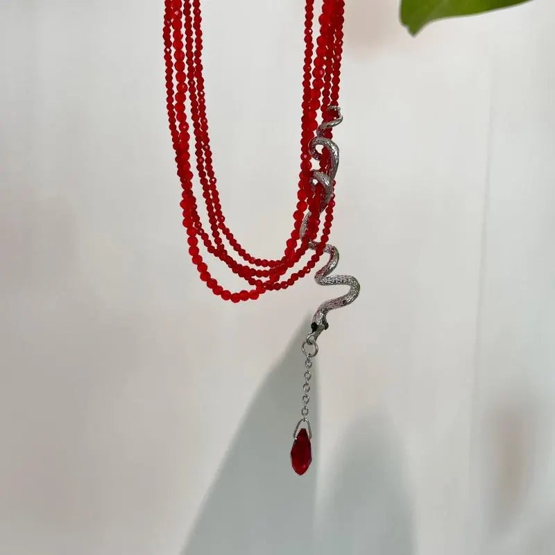 Collana a serpente impilabile con perline di cristallo rosso fatte a mano, regalo di Natale o di compleanno.