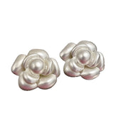 Orecchini a forma di camelia in metallo argentato