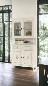 Credenza cristalliera in legno 2 ante bianco anticato decoro a mano filo azzurro