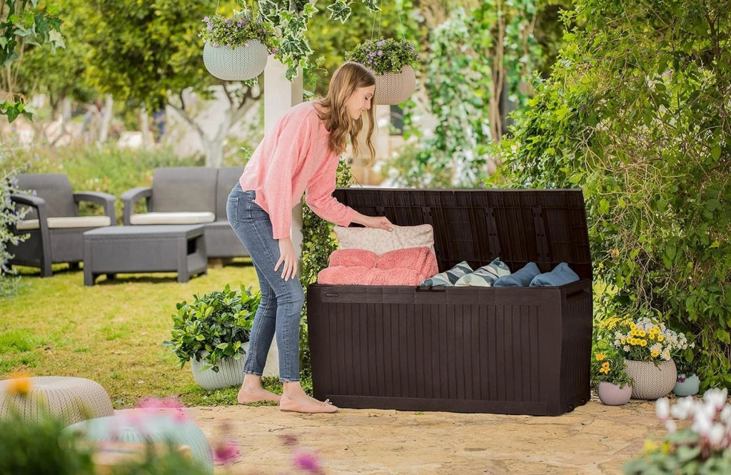 Cassapanca da Esterno Comfy 270 Litri in Resina Effetto Legno con Ruote e Seduta Portata 220 kg Colore Marrone Keter