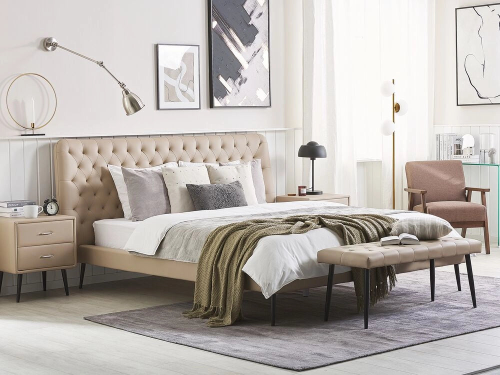 Letto rivestimento in ecopelle beige 180 x 200 cm dal design moderno trapuntato testiera