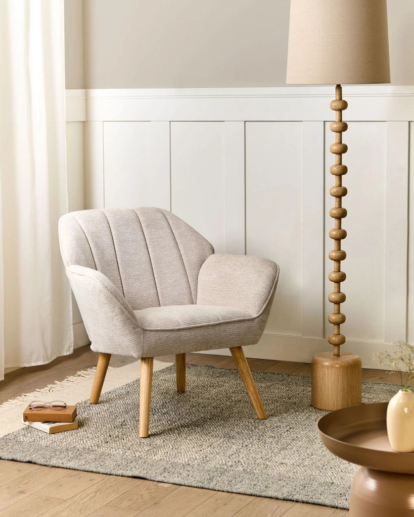 Poltrona in tessuto beige chiaro in stile retrò Rivestimento idrorepellente Gambe in legno di gomma con braccioli