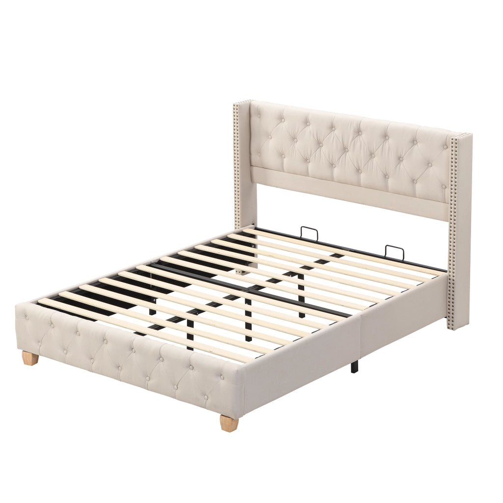 Letto imbottito 140x190 cm in lino beige con rete a doghe, testiera capitonné e dettagli borchiati