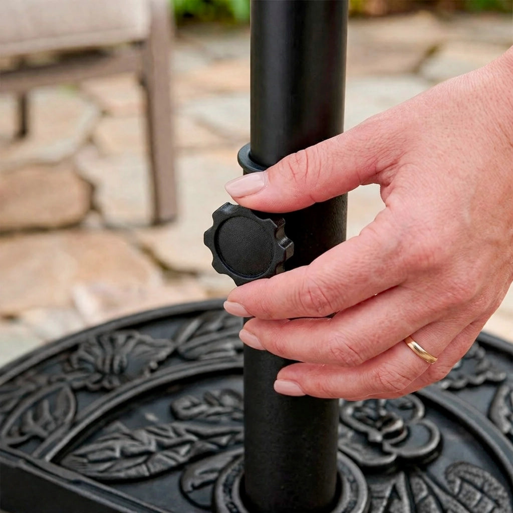 Base Ombrellone Semicircolare Motivo Floreale In Cemento HDPE E Metallo Supporto Per Palo Ø 38/48 Mm Ideale per Balcone Terrazza Giardino Resistente Intemperie 50 x 31 x 7 Cm Nero